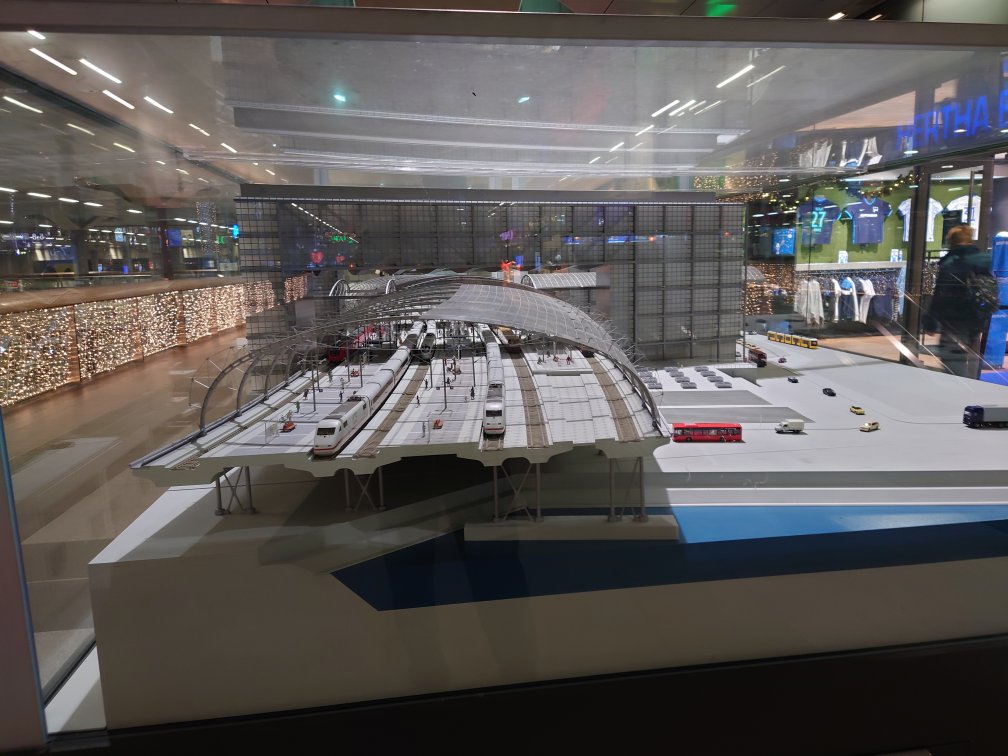 Model. Berlin Hbf. In Berlin Hbf.